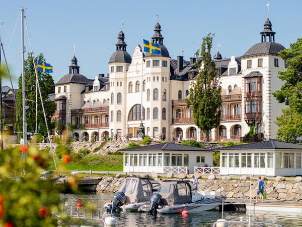Grand Hotel Saltsjöbaden er kjent som et flott SPA hotell i Sverige og vises ofte i serien Solsidan hvor Mickan Schiller stadig får hudpleiebehandling og SPA behandlinger her.